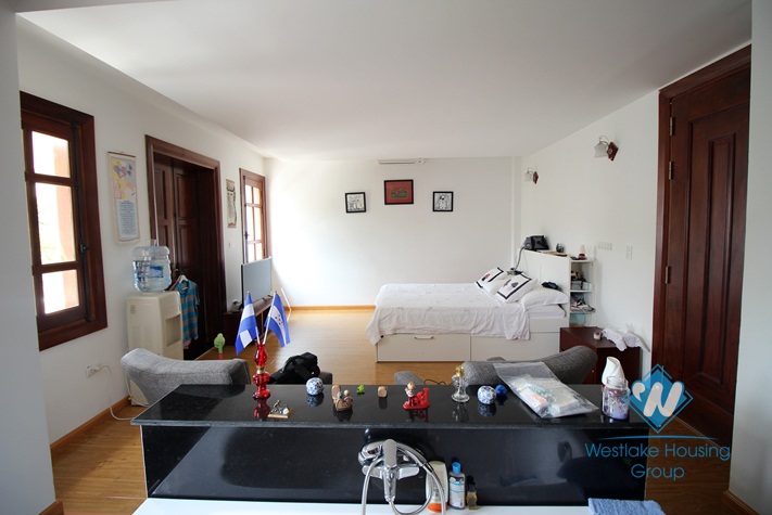 Spacious house with open living room and nice bathrooms to rent in Ciputra